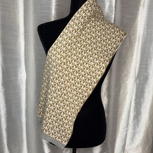 MICHAEL Michael Kors Tan Reversible Acrylic Scarf - Picture 4 of 7